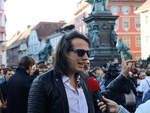 Marco Pogo (Dr. Dominik Wlazny) auf Wahlkampftour in Graz, 23.09.2022<br />
<br />
<a href= https://upload.wikimedia.org/wikipedia/commons/5/5c/Marco_Pogo_in_Graz.jpg ><u><b>Höhere Auflösung</b></u></a><br />
<br />
Tags: Marco Pogo, Dominik Wlazny, Bundespräsidentenwahl Österreich 2022<br />
<br />
© Armin Ademovic, CC-BY-SA-4.0